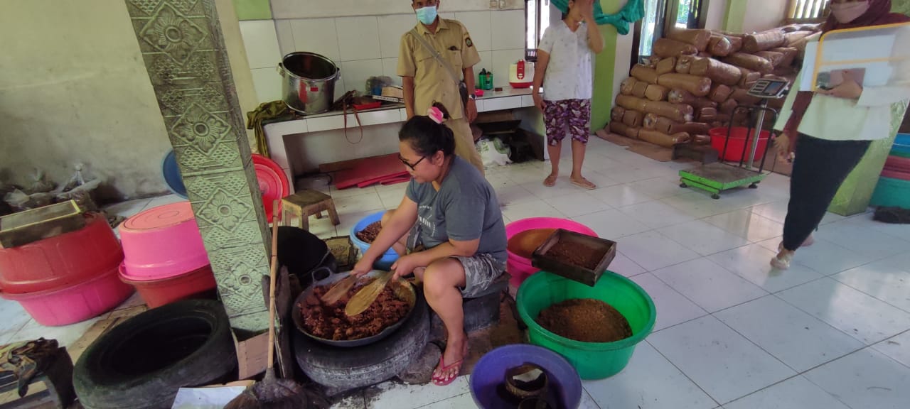 Menilik Proses Produksi Gula Semut di Hargorejo